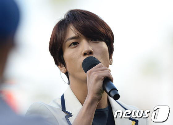 CNBlue鄭容和美國棒球賽場唱響國歌 帥氣英姿引眾人追捧（組圖）