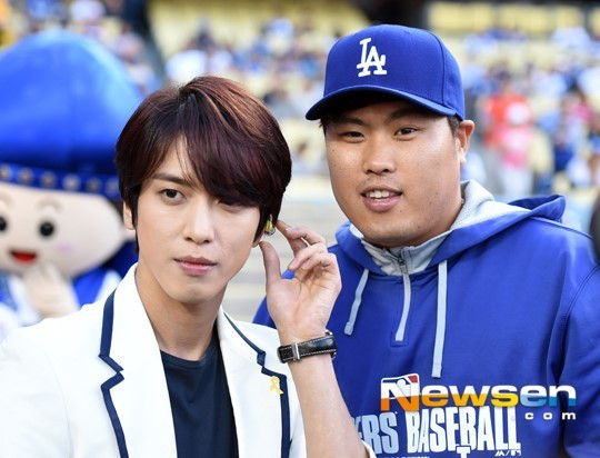 CNBlue鄭容和美國棒球賽場唱響國歌 帥氣英姿引眾人追捧（組圖）