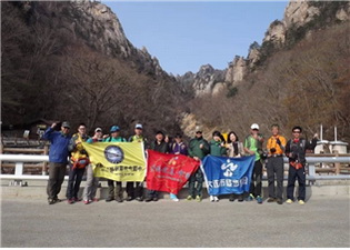 4月份旅行考察代表隊以雪岳山為背景合影留念