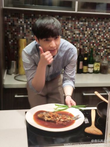 EXO成員LAY中國首次個人行程大秀廚藝（組圖）