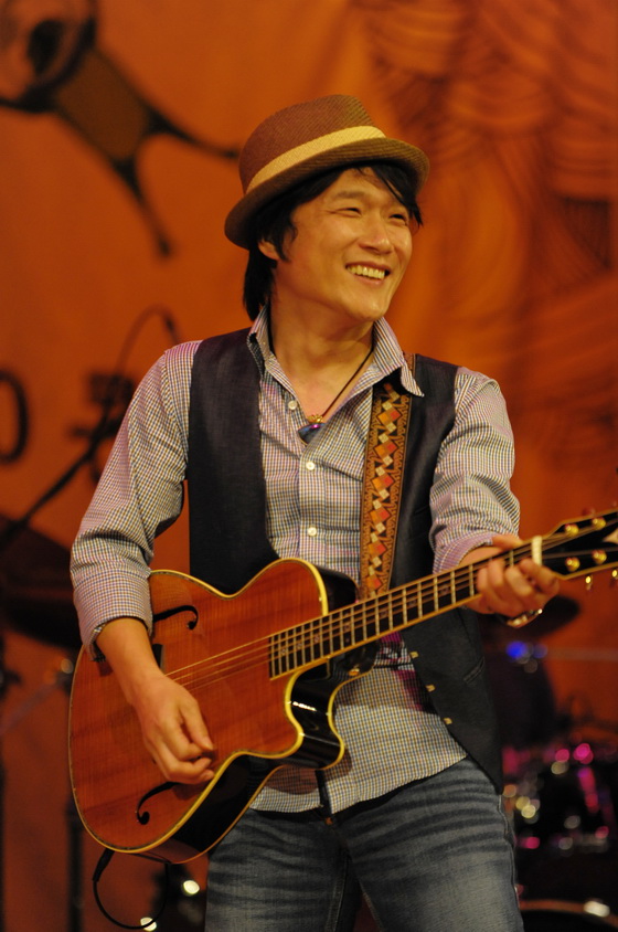 安致煥在2014年鳳凰臺音樂廣場上的激情表演?！度吮然馈帆@得觀眾們的熱烈歡呼。