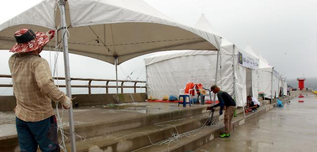 圖中工作人員正在拆卸臨時帳篷（圖片來源：韓聯社）