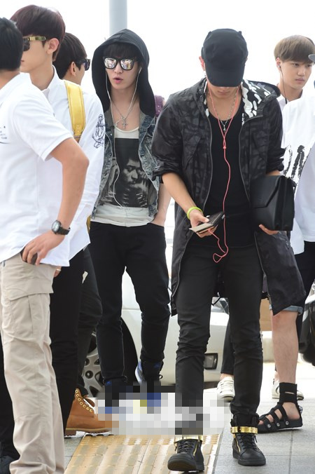 EXO趕赴臺北開演唱會 kai世勛戴耳機猛聽音樂(高清組圖)