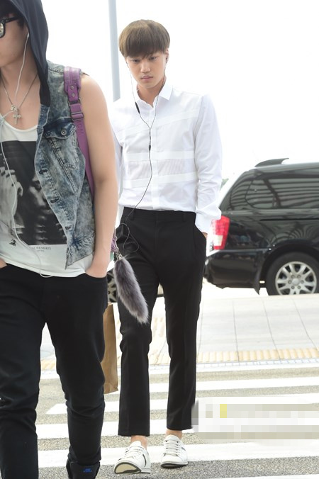 EXO趕赴臺北開演唱會 kai世勛戴耳機猛聽音樂(高清組圖)