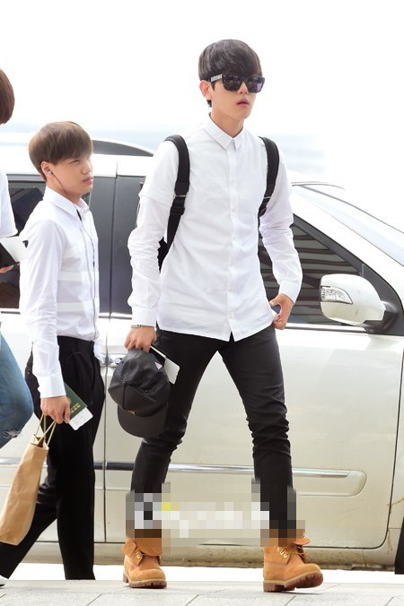 EXO趕赴臺北開演唱會 kai世勛戴耳機猛聽音樂(高清組圖)