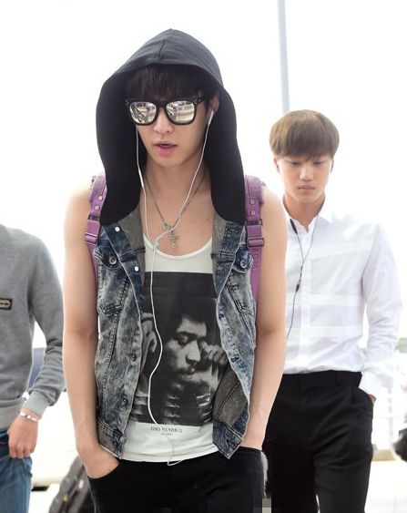 EXO趕赴臺北開演唱會 kai世勛戴耳機猛聽音樂(高清組圖)