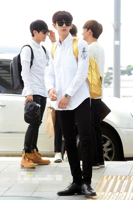 EXO趕赴臺北開演唱會 kai世勛戴耳機猛聽音樂(高清組圖)