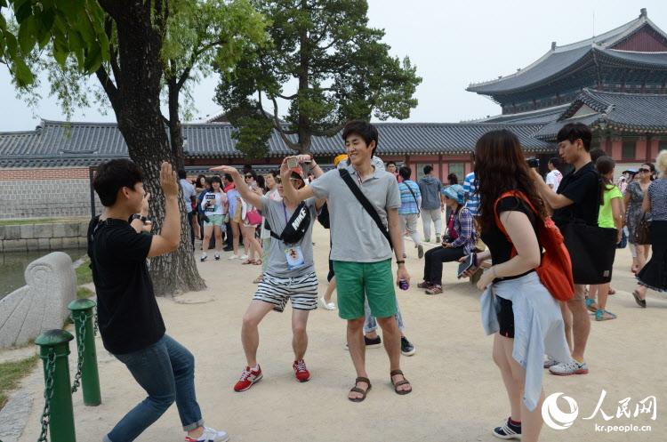 “心信之旅”中韓青年領袖共同體驗韓國文化 觀看弘大樂隊演出