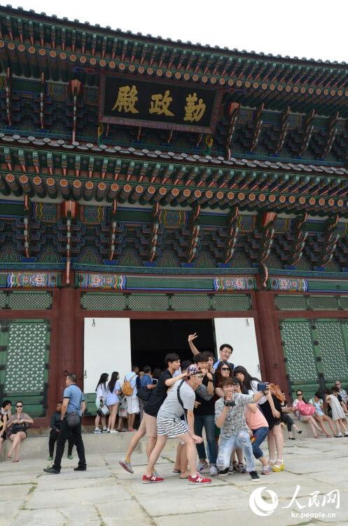“心信之旅”中韓青年領袖共同體驗韓國文化 觀看弘大樂隊演出