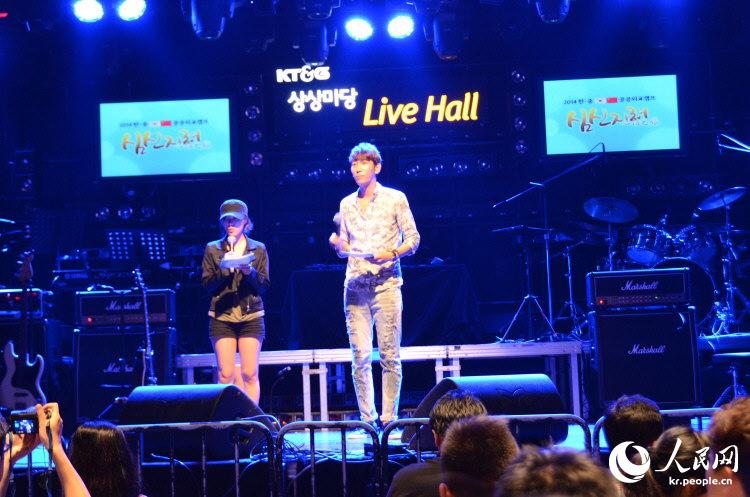 “心信之旅”中韓青年領袖共同體驗韓國文化 觀看弘大樂隊演出