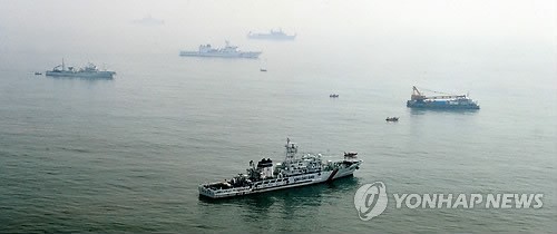 11日，官民軍救援隊在“世越號”事故海域展開搜索工作。（圖片來源：韓聯社）