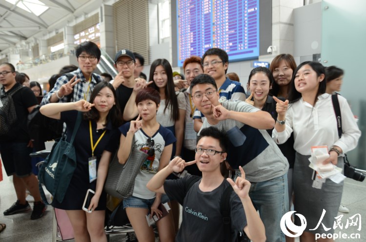 中韓青年代表們在機場合影留念。