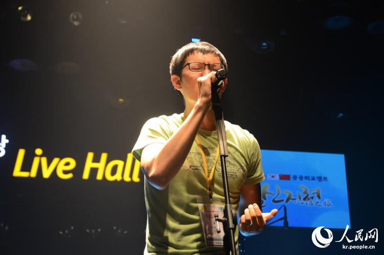 韓國青年代表趙子龍為大家演唱了一段《曹操》。