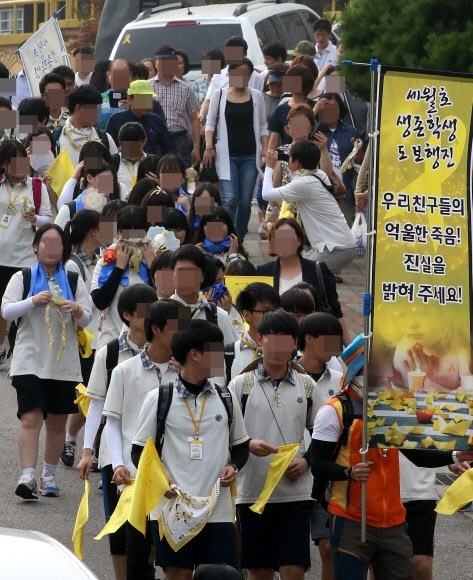     在韓國“世越號”沉船事故中幸存的46名檀園高中學生和10名學生家長于當地時間15日下午5點，從學校出發，向首爾汝矣島洞國會大廈進行2天1夜的徒步行進。