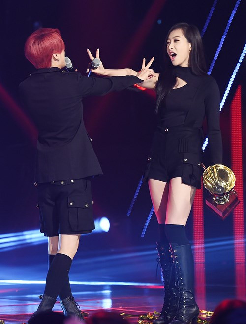 f(x)摘得本周《冠軍秀》桂冠 宋茜Amber上演“惡作劇”（組圖）