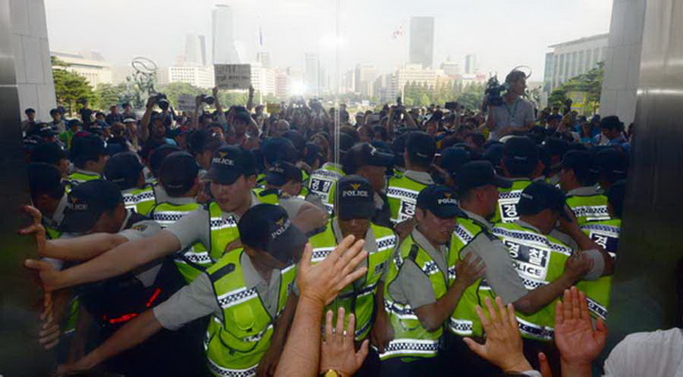 “世越號”遇難者家屬和市民團體成員試圖進入國會(網頁截圖)