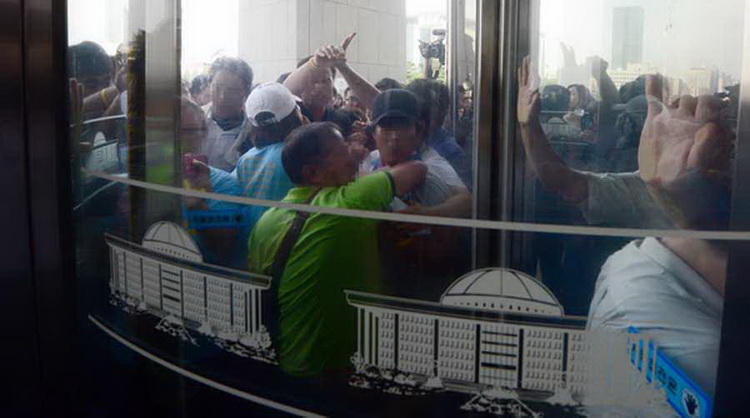 韓“世越號”遇難者家屬欲闖國會抗議 與警察爆沖突(組圖)