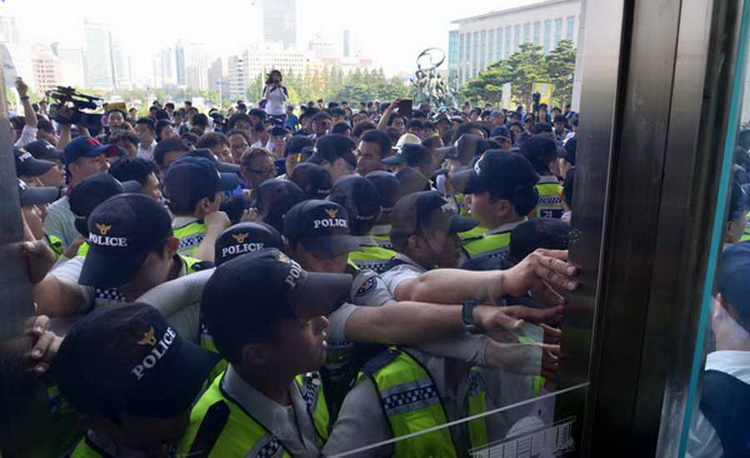 韓“世越號”遇難者家屬欲闖國會抗議 與警察爆沖突(組圖)