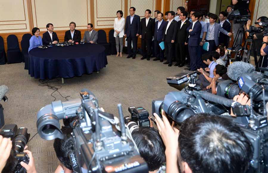 韓“世越號”遇難者家屬欲闖國會抗議 與警察爆沖突(組圖)