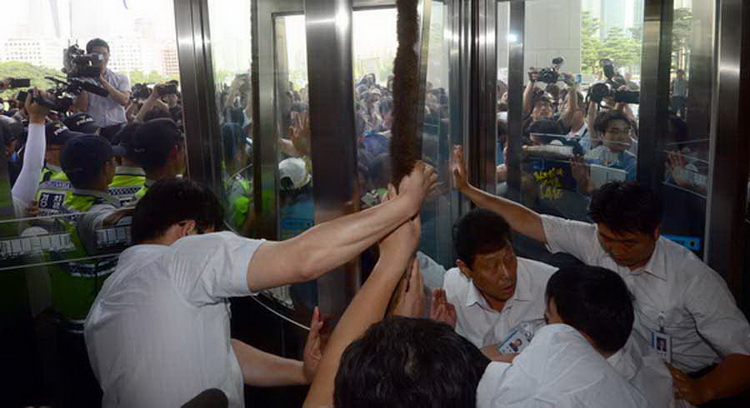 韓“世越號”遇難者家屬欲闖國會抗議 與警察爆沖突(組圖)