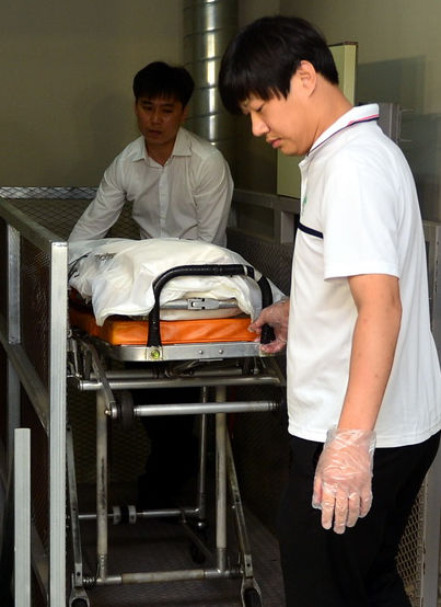 韓科學調查研究院移送俞炳彥尸體(網頁截圖)