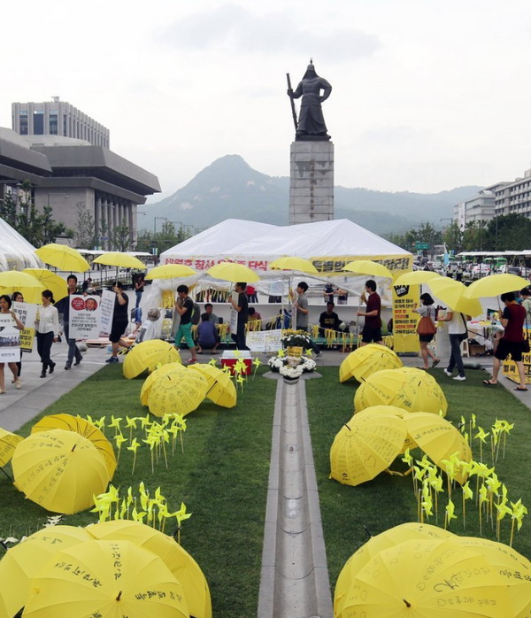 “世越號”事故100天 韓民眾撐黃傘游行向政府討說法(組圖)
