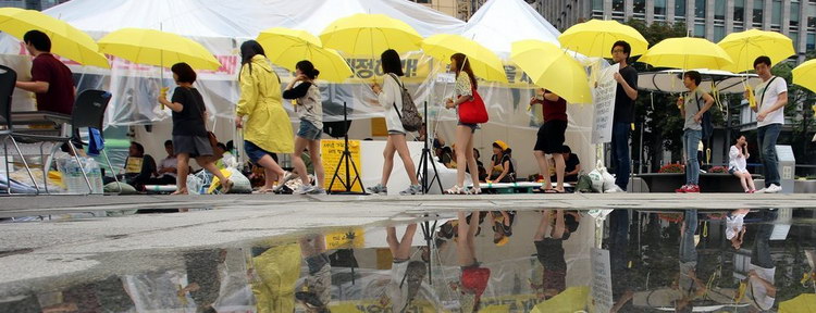 “世越號”事故100天 韓民眾撐黃傘游行向政府討說法(組圖)