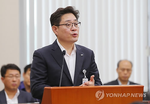 韓國國立科學搜查研究院院長徐中錫24日出席國會安全行政委員會全體會議，回答提問。（韓聯社）