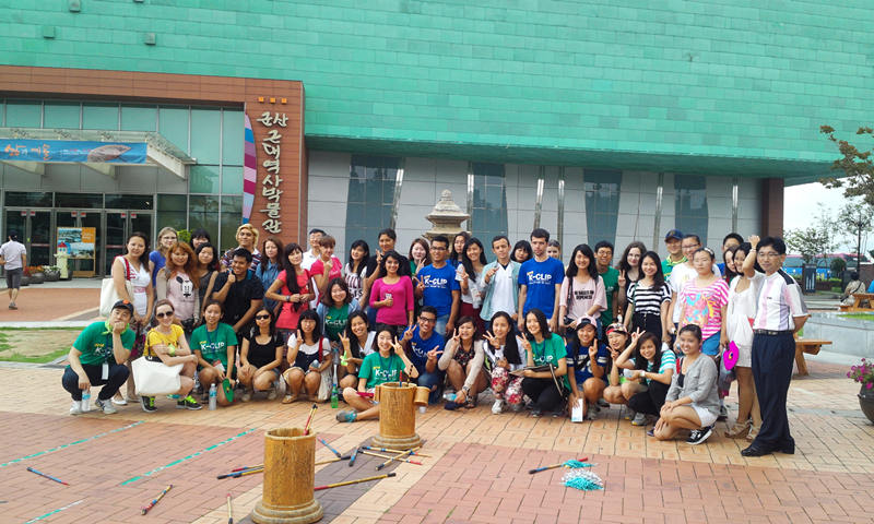 海外大學生們在群山市近代歷史博物館前合影留念