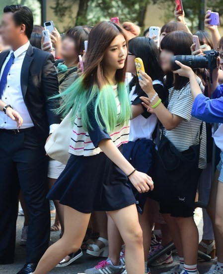 《音樂銀行》girl's day泫雅Red velvet 緊身牛仔PK迷你短裙誰能贏？（組圖）