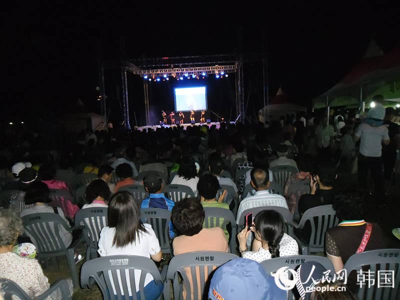 慶州市民和游客觀看了開幕式演出 盡情享受歡樂時光 消解仲夏夜的酷暑