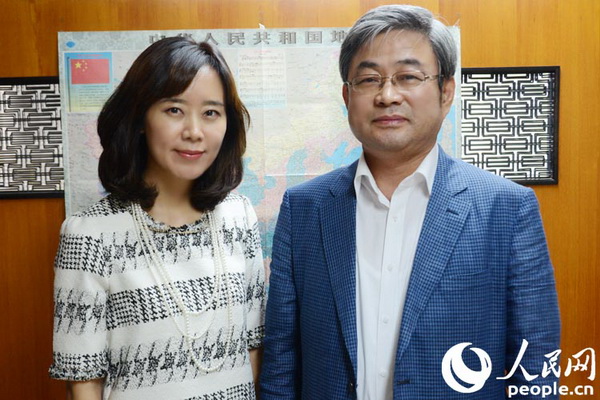 李泰桓主任（右）與人民網記者合影。
