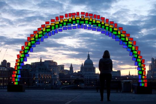 炫耀屏幕 三星用Galaxy Tab S搭起彩虹橋