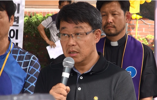 罹難學生家屬委員會發言人批評朝野對于船難特別法立法問題互推責任。