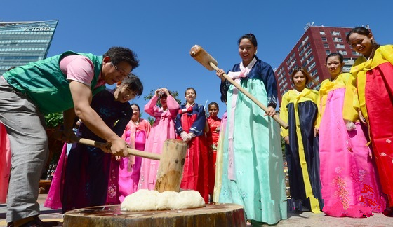 多文化家庭女性齊聚一堂  喜迎中秋體驗韓國傳統民俗（組圖） 