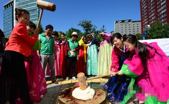 多文化家庭女性齊聚一堂  喜迎中秋體驗韓國傳統民俗（組圖） 