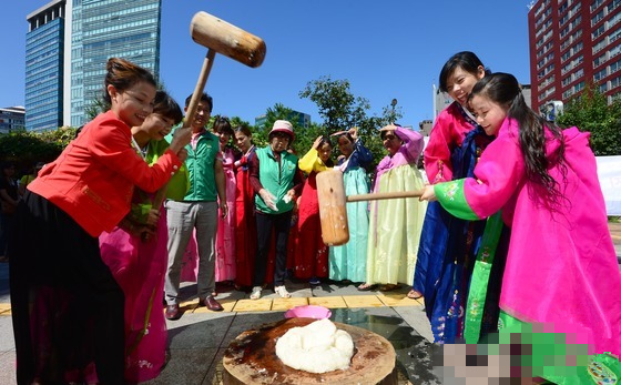 多文化家庭女性齊聚一堂  喜迎中秋體驗韓國傳統民俗（組圖） 