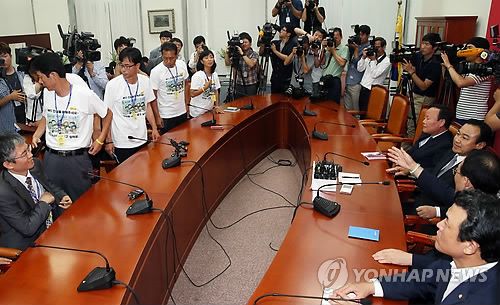 韓國執政黨和遇難者遺屬1日在國會舉行了討論“世越號特別法”立法事宜的第三次會談，雙方分歧大，會議開始后僅30分鐘遺屬們中途退場。（圖片來源：韓聯社）