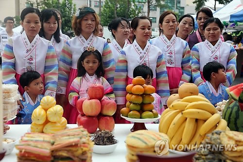 在韓外籍居民體驗中秋節文化 穿韓服學韓禮不亦樂乎(組圖)