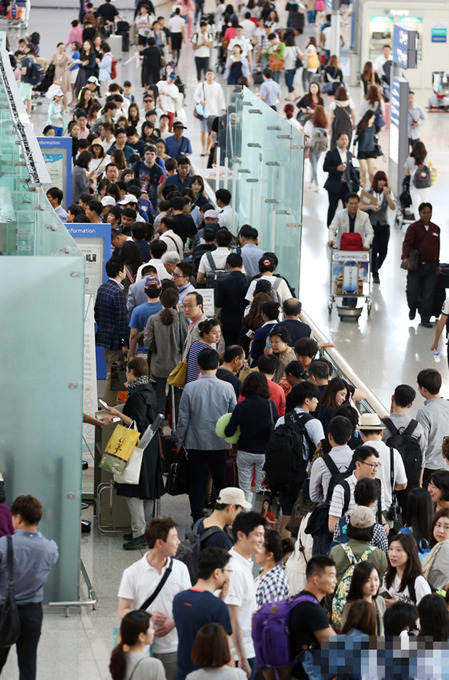 中秋將至 仁川機場迎韓國人出國旅游熱潮（組圖）