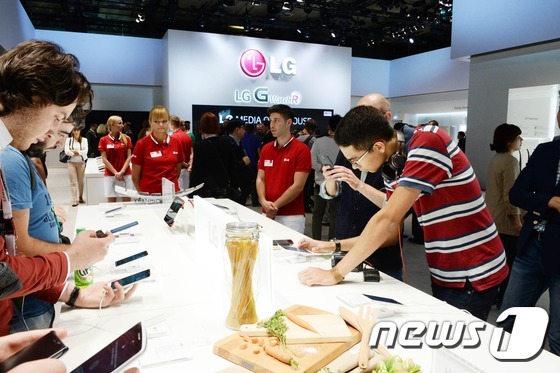 LG智能家庭套裝亮相IFA G watch R率先發布引關注（組圖）