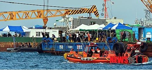 4月16日，載有476人的“世越號”客輪在韓國西南部海上發生浸水事故后沉沒，此事故造成294人死亡，至今仍有10人下落不明。