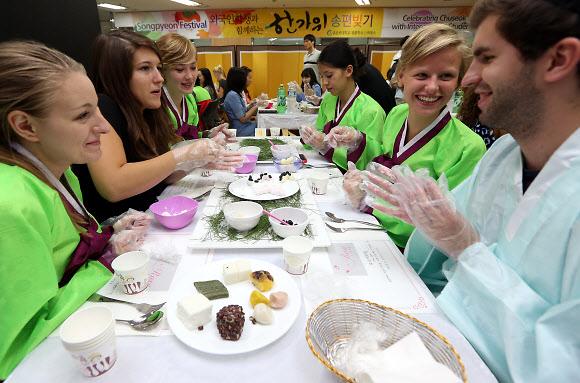 迎中秋 在韓外國人體驗傳統游戲制作傳統美食(組圖)