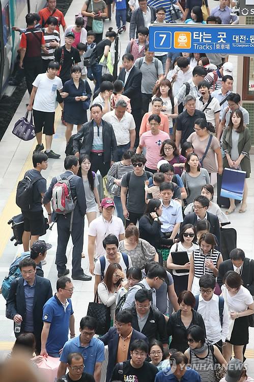 圖為9日在首爾火車站，從全國各地返回首爾的人接踵摩肩。（圖片來源：韓聯社）
