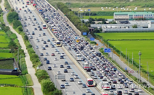 中秋休假進入尾聲，各條道路迎來返程客流高峰。圖為中秋休假第四天9日京釜高速公路某路段的情況，右為返回首爾方向的車輛。（圖片來源：韓聯社）