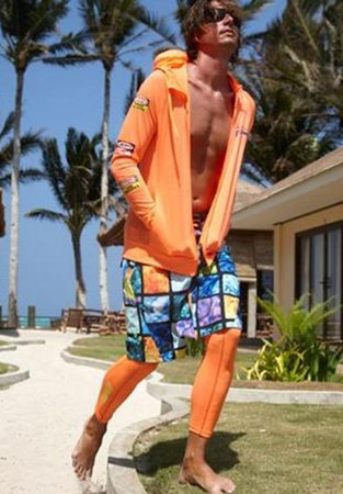 韓國大叔流行穿男士褲襪戶外活動，男士褲襪在國外也開始走紅，在短褲里面穿一條褲襪的造型已經逐漸形成潮流(網頁截圖)