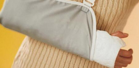 “假石膏手套”能給人逼真的手部受傷效果，大受主婦們歡迎。