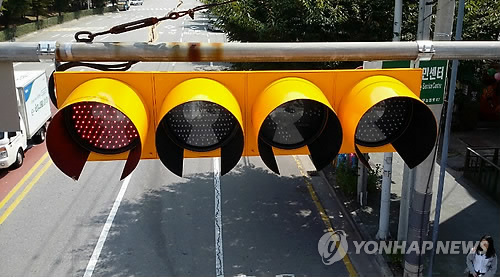 醒目的黃色外殼交通燈有助于保護兒童安全。