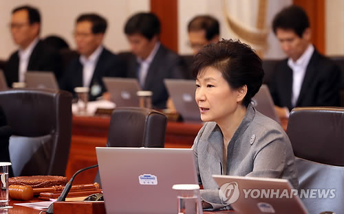 16日，韓國總統樸槿惠在青瓦臺主持國務會議并講話。（圖片來源：韓聯社）