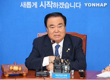 文喜相22日在首次舉行的非常對策委員會會議中表示，非常對策委員會首先要做的事情就是制定《世越號特別法》。(韓聯社)